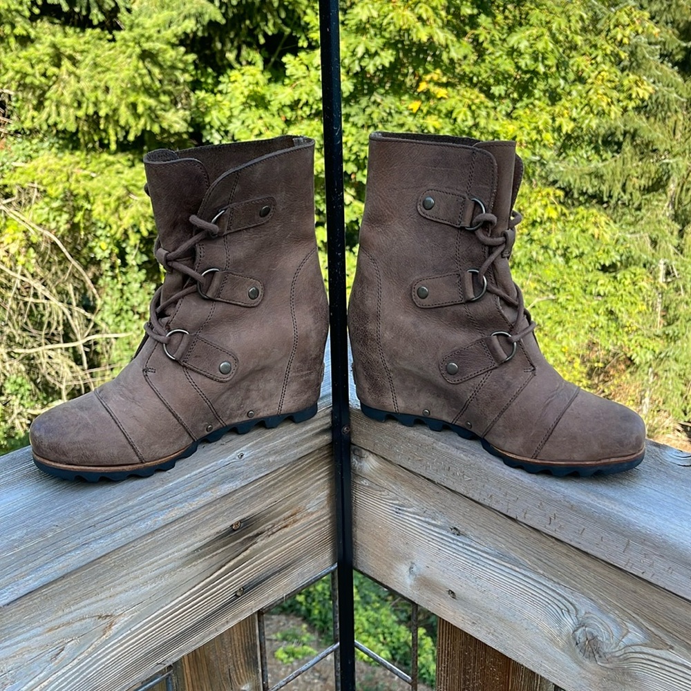 Sorel Brown Lace Up Boots!  Joan of Arctic wedge!  Great condition!